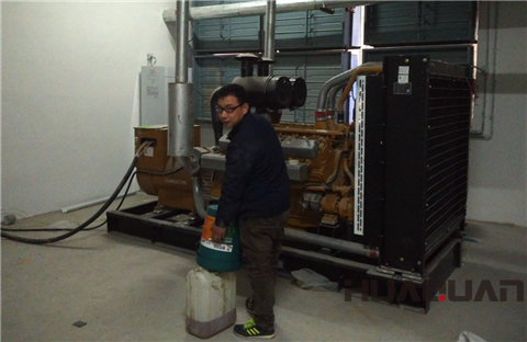 華全售后人員為客戶(hù)加機(jī)油 華全售后人員為客戶(hù)加機(jī)油