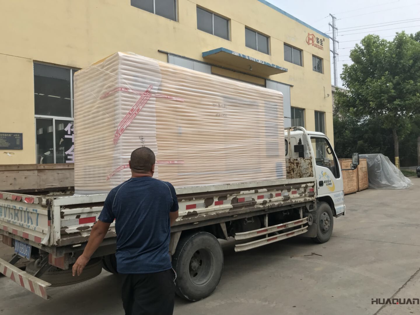 8月1日，羅先生訂制的一臺100kw移動靜音拖車柴油發電機組由華全動力順利發往山東省