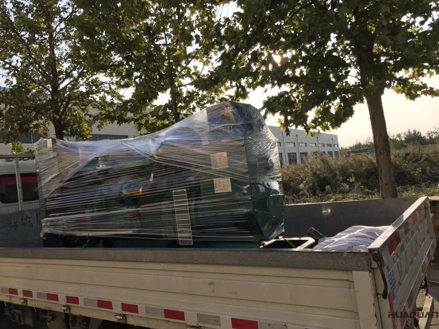 一臺100kw標配型柴油發(fā)電機組于10月5日發(fā)往內蒙古