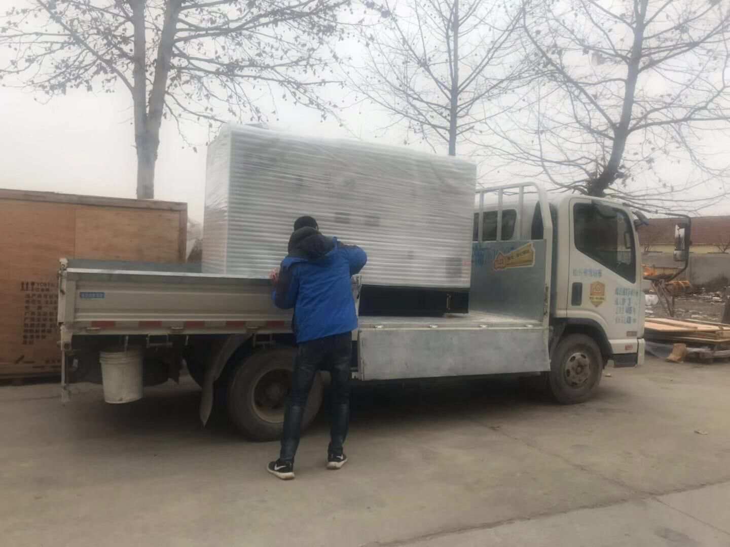 12月27日，江蘇省釋先生從華全動力訂購的400kw靜音拖車柴油發電機組現已發往目的地