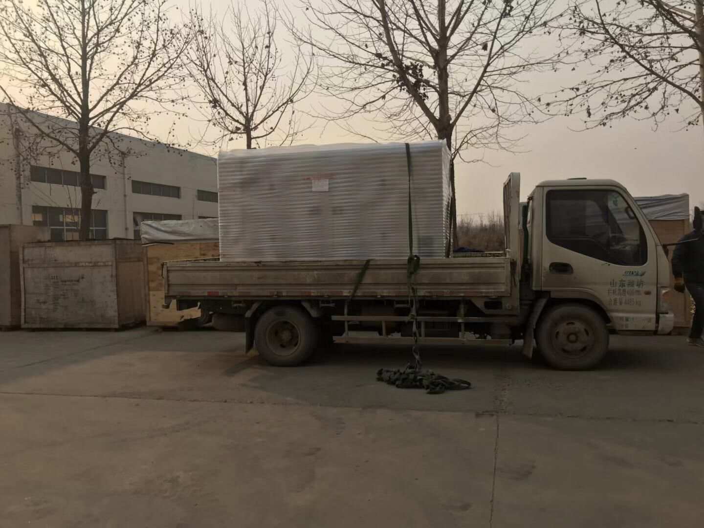 華全動力一臺100kw含棚移動拖車柴油發(fā)電機組于1月9日成功發(fā)往福建省