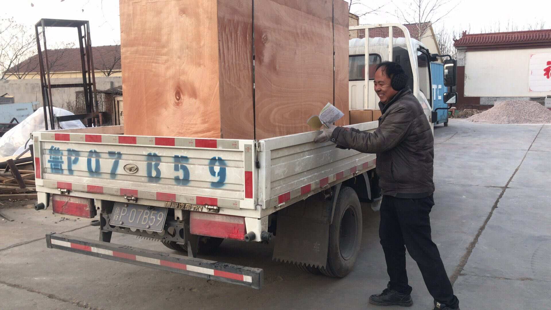 湖南省許先生從華全動力采購的5kw標配汽油發(fā)電機組于1月14日順利發(fā)往目的地